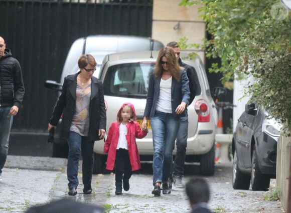 Giulia Sarkozy fait sa rentrée des classes accompagnée par sa maman Carla Bruni-Sarkozy, à Paris le 5 septembre 2016.