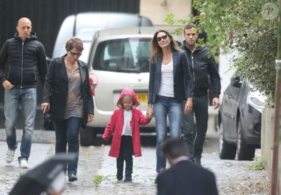 Giulia Sarkozy fait sa rentrée des classes accompagnée par sa maman Carla Bruni-Sarkozy, à Paris le 5 septembre 2016.