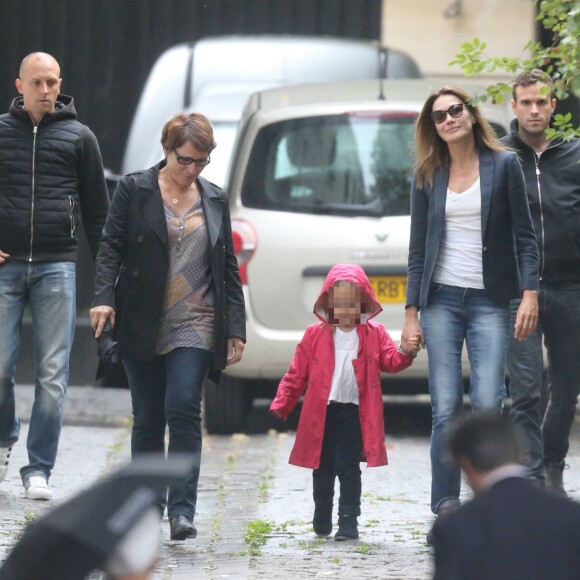Giulia Sarkozy fait sa rentrée des classes accompagnée par sa maman Carla Bruni-Sarkozy, à Paris le 5 septembre 2016.
