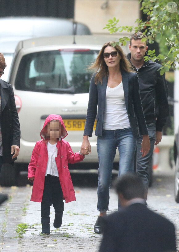Giulia Sarkozy fait sa rentrée des classes accompagnée par sa maman Carla Bruni-Sarkozy, à Paris le 5 septembre 2016.