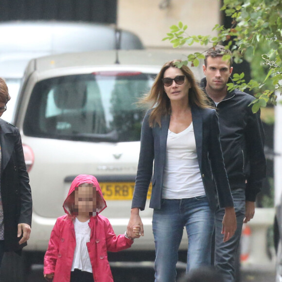 Giulia Sarkozy fait sa rentrée des classes accompagnée par sa maman Carla Bruni-Sarkozy, à Paris le 5 septembre 2016.