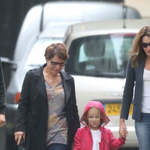 Giulia Sarkozy fait sa rentrée des classes accompagnée par sa maman Carla Bruni-Sarkozy, à Paris le 5 septembre 2016.