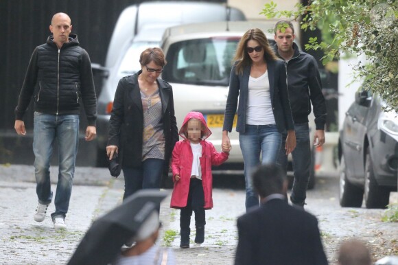 Giulia Sarkozy fait sa rentrée des classes accompagnée par sa maman Carla Bruni-Sarkozy, à Paris le 5 septembre 2016.