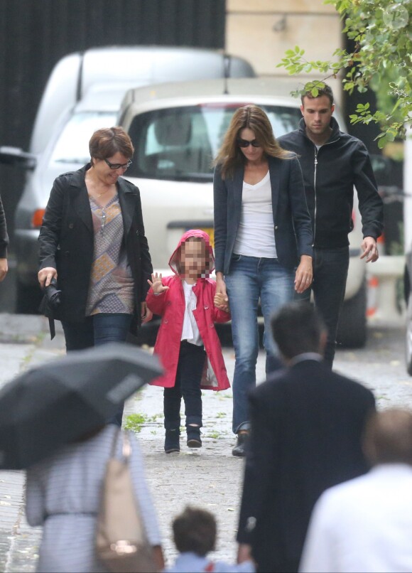 Giulia Sarkozy fait sa rentrée des classes accompagnée par sa maman Carla Bruni-Sarkozy, à Paris le 5 septembre 2016.