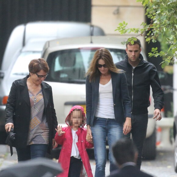 Giulia Sarkozy fait sa rentrée des classes accompagnée par sa maman Carla Bruni-Sarkozy, à Paris le 5 septembre 2016.
