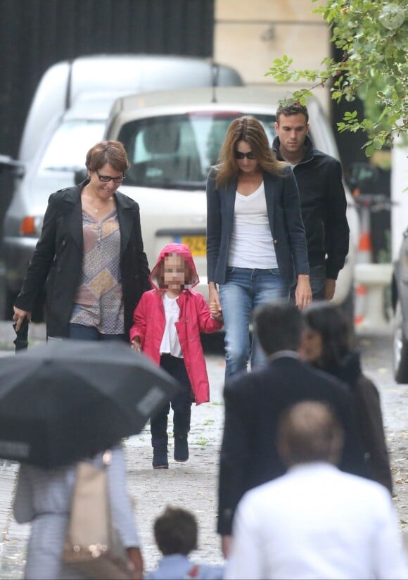 Giulia Sarkozy fait sa rentrée des classes accompagnée par sa maman Carla Bruni-Sarkozy, à Paris le 5 septembre 2016.