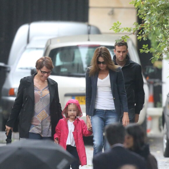 Giulia Sarkozy fait sa rentrée des classes accompagnée par sa maman Carla Bruni-Sarkozy, à Paris le 5 septembre 2016.