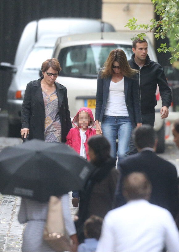 Giulia Sarkozy fait sa rentrée des classes accompagnée par sa maman Carla Bruni-Sarkozy, à Paris le 5 septembre 2016.