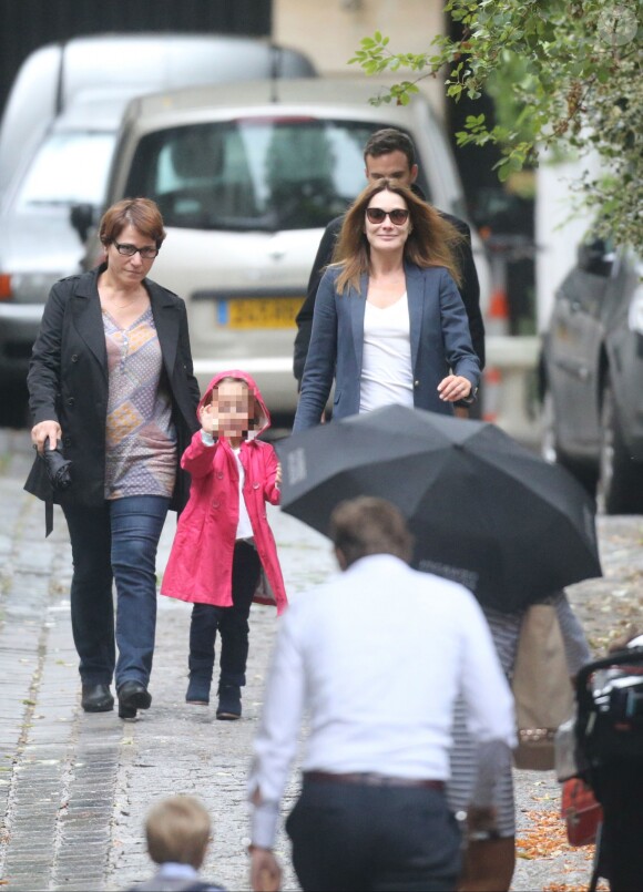 Giulia Sarkozy fait sa rentrée des classes accompagnée par sa maman Carla Bruni-Sarkozy, à Paris le 5 septembre 2016.