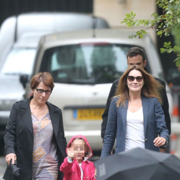 Giulia Sarkozy fait sa rentrée des classes accompagnée par sa maman Carla Bruni-Sarkozy, à Paris le 5 septembre 2016.