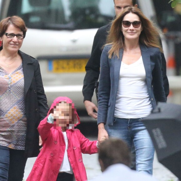 Giulia Sarkozy fait sa rentrée des classes accompagnée par sa maman Carla Bruni-Sarkozy, à Paris le 5 septembre 2016.