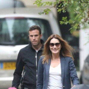 Giulia Sarkozy fait sa rentrée des classes accompagnée par sa maman Carla Bruni-Sarkozy, à Paris le 5 septembre 2016.