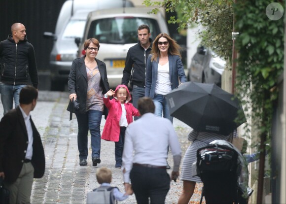 Giulia Sarkozy fait sa rentrée des classes accompagnée par sa maman Carla Bruni-Sarkozy, à Paris le 5 septembre 2016.
