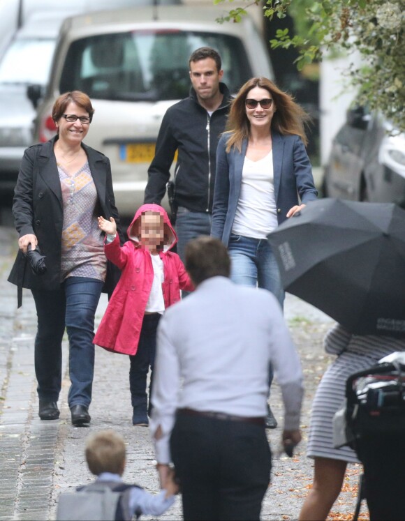 Giulia Sarkozy fait sa rentrée des classes accompagnée par sa maman Carla Bruni-Sarkozy, à Paris le 5 septembre 2016.