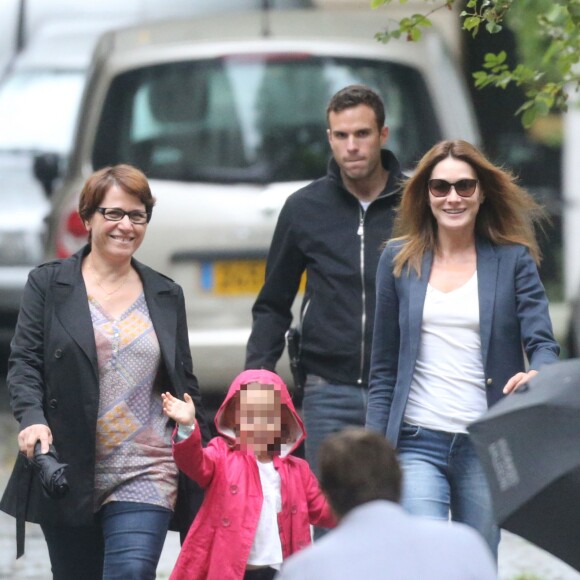 Giulia Sarkozy fait sa rentrée des classes accompagnée par sa maman Carla Bruni-Sarkozy, à Paris le 5 septembre 2016.