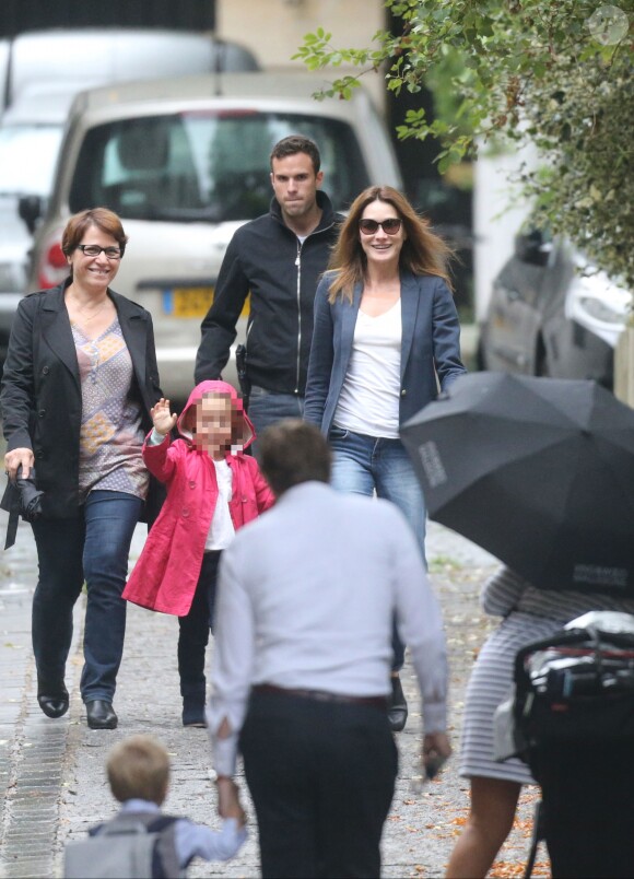 Giulia Sarkozy fait sa rentrée des classes accompagnée par sa maman Carla Bruni-Sarkozy, à Paris le 5 septembre 2016.