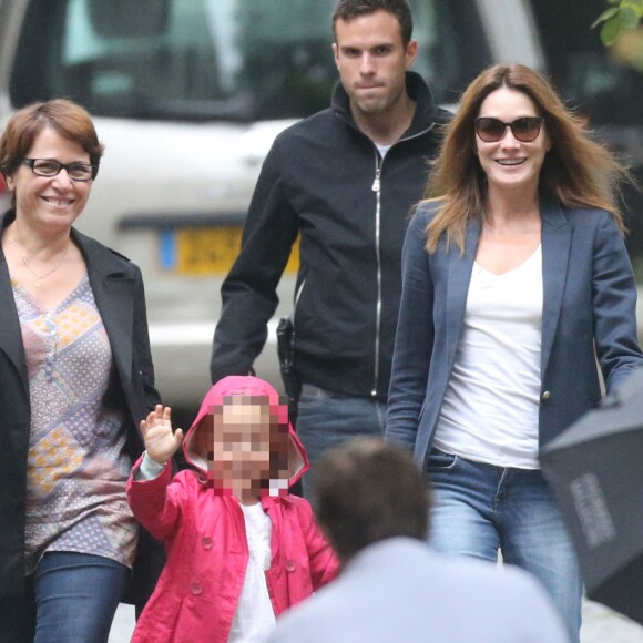 Giulia Sarkozy fait sa rentrée des classes accompagnée par sa maman Carla Bruni-Sarkozy, à Paris le 5 septembre 2016.