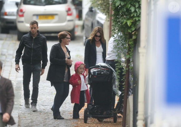 Giulia Sarkozy fait sa rentrée des classes accompagnée par sa maman Carla Bruni-Sarkozy, à Paris le 5 septembre 2016.