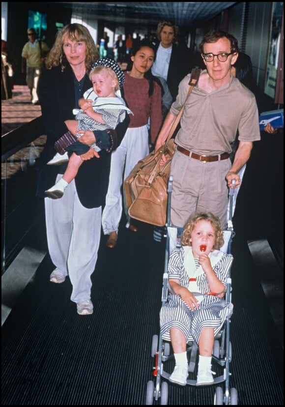 Mia Farrow et Woody Allen avec leurs enfants en 1989 à Londres.