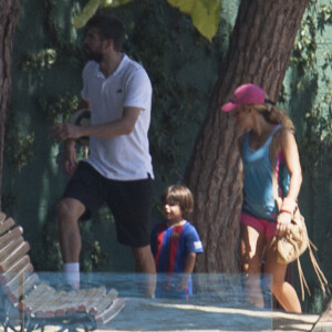 Shakira et son compagnon Gerard Piqué sortent jouer au tennis avec leurs enfants Milan et Sasha à Barcelone le 3 septembre 2016.