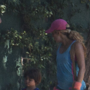 Shakira et son compagnon Gerard Piqué sortent jouer au tennis avec leurs enfants Milan et Sasha à Barcelone le 3 septembre 2016.