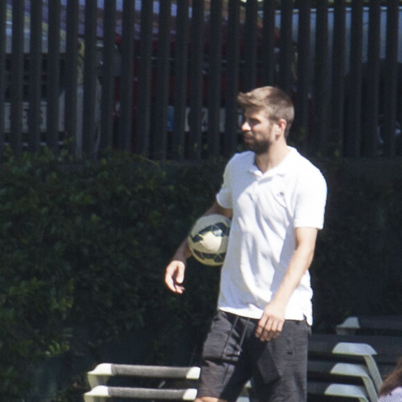 Shakira et son compagnon Gerard Piqué sortent jouer au tennis avec leurs enfants Milan et Sasha à Barcelone le 3 septembre 2016.