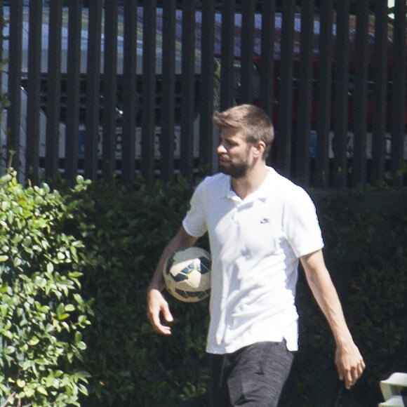 Shakira et son compagnon Gerard Piqué sortent jouer au tennis avec leurs enfants Milan et Sasha à Barcelone le 3 septembre 2016.