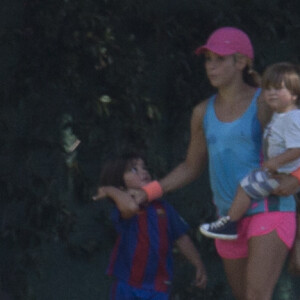 Shakira et son compagnon Gerard Piqué sortent jouer au tennis avec leurs enfants Milan et Sasha à Barcelone le 3 septembre 2016.