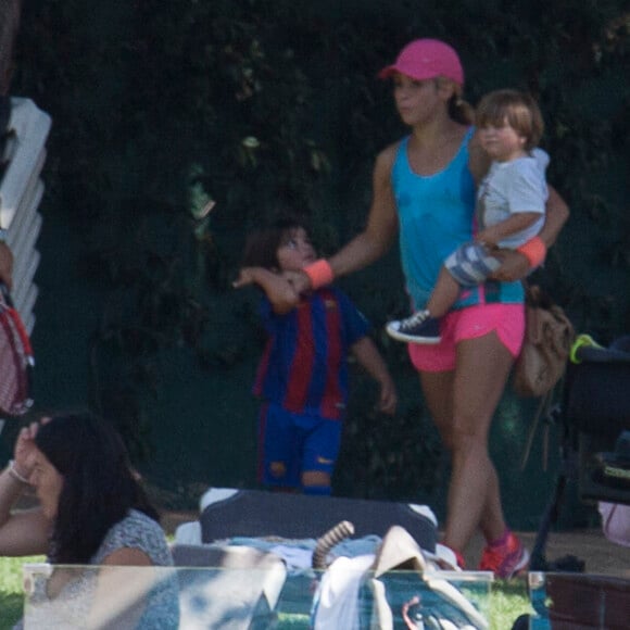 Shakira et son compagnon Gerard Piqué sortent jouer au tennis avec leurs enfants Milan et Sasha à Barcelone le 3 septembre 2016.