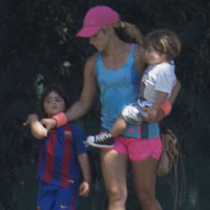 Shakira et son compagnon Gerard Piqué sortent jouer au tennis avec leurs enfants Milan et Sasha à Barcelone le 3 septembre 2016.