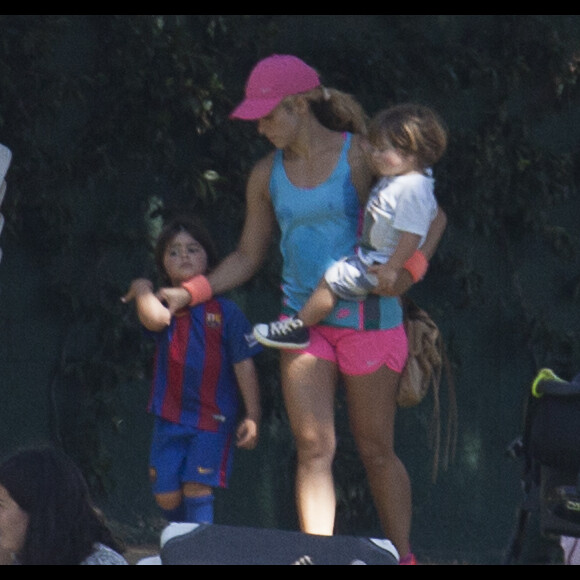 Shakira et son compagnon Gerard Piqué sortent jouer au tennis avec leurs enfants Milan et Sasha à Barcelone le 3 septembre 2016.