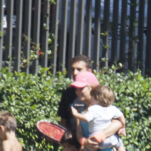 Shakira et son compagnon Gerard Piqué sortent jouer au tennis avec leurs enfants Milan et Sasha à Barcelone le 3 septembre 2016.
