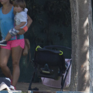 Shakira et son compagnon Gerard Piqué sortent jouer au tennis avec leurs enfants Milan et Sasha à Barcelone le 3 septembre 2016.