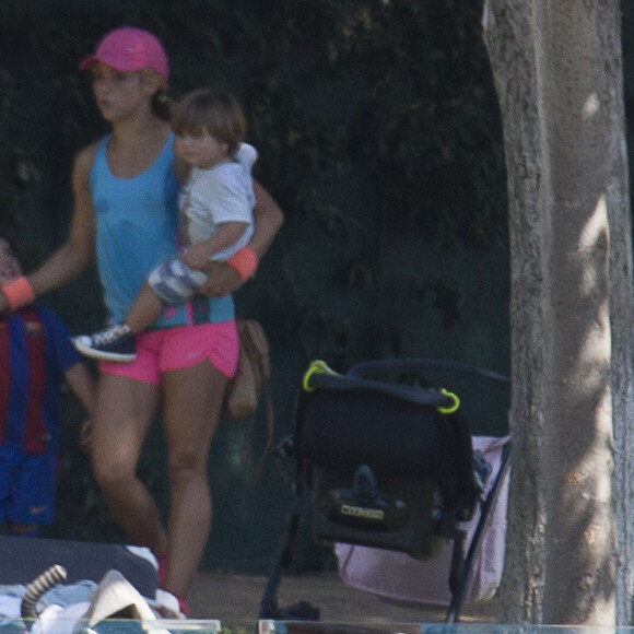 Shakira et son compagnon Gerard Piqué sortent jouer au tennis avec leurs enfants Milan et Sasha à Barcelone le 3 septembre 2016.