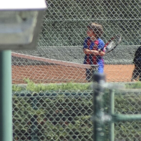 Shakira et son compagnon Gerard Piqué sortent jouer au tennis avec leurs enfants Milan et Sasha à Barcelone le 3 septembre 2016.