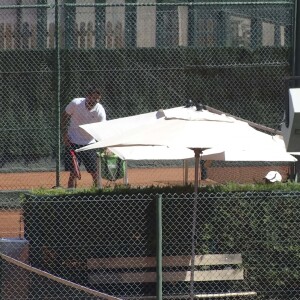 Shakira et son compagnon Gerard Piqué sortent jouer au tennis avec leurs enfants Milan et Sasha à Barcelone le 3 septembre 2016.