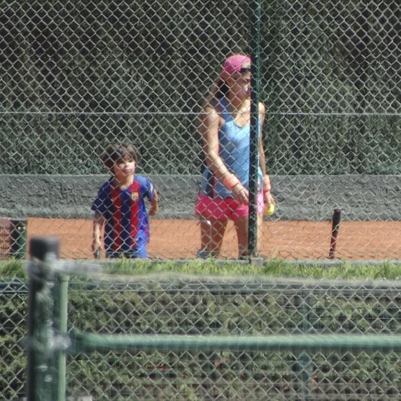 Shakira et son compagnon Gerard Piqué sortent jouer au tennis avec leurs enfants Milan et Sasha à Barcelone le 3 septembre 2016.