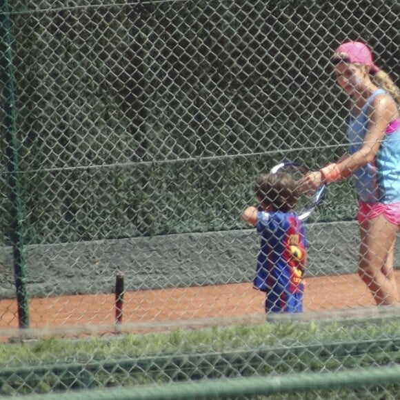 Shakira et son compagnon Gerard Piqué sortent jouer au tennis avec leurs enfants Milan et Sasha à Barcelone le 3 septembre 2016.