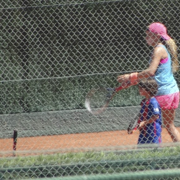 Shakira et son compagnon Gerard Piqué sortent jouer au tennis avec leurs enfants Milan et Sasha à Barcelone le 3 septembre 2016.