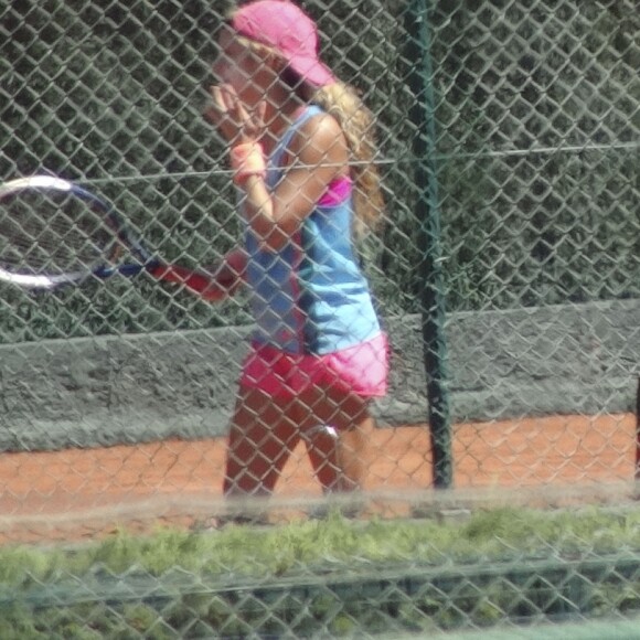 Shakira et son compagnon Gerard Piqué sortent jouer au tennis avec leurs enfants Milan et Sasha à Barcelone le 3 septembre 2016.