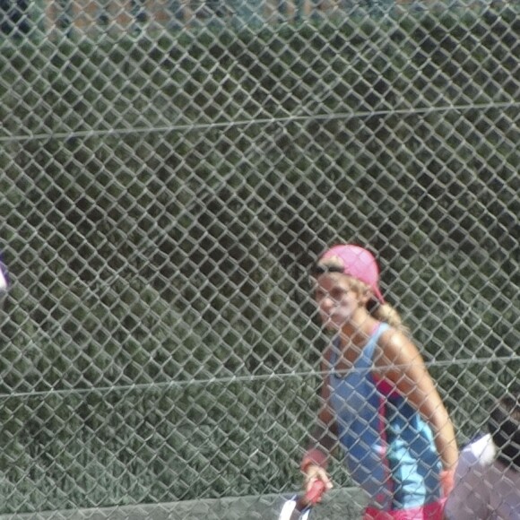 Shakira et son compagnon Gerard Piqué sortent jouer au tennis avec leurs enfants Milan et Sasha à Barcelone le 3 septembre 2016.