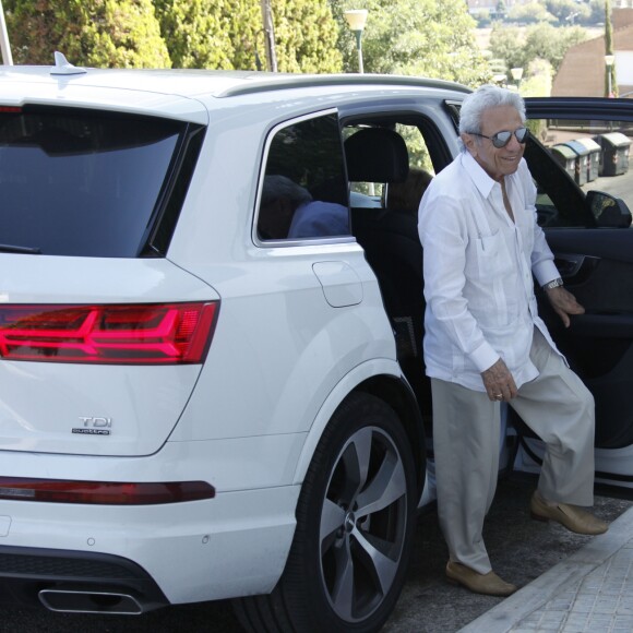 Les parents de Shakira arrivent à sa maison de Barcelone pour fêter l'anniversaire du père de Shakira le 3 septembre 2016.