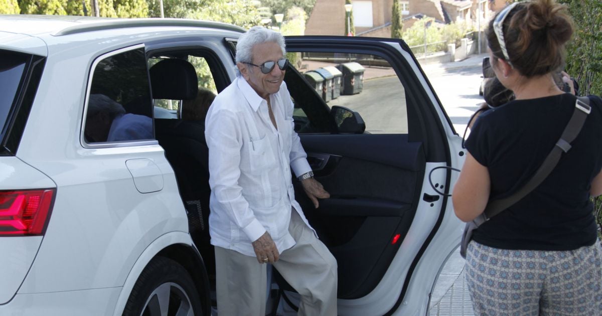 Les parents de Shakira arrivent à sa maison de Barcelone pour fêter l