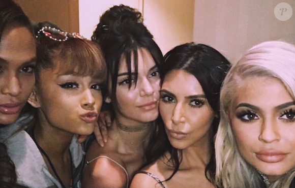 Ariana Grande au concert de Kanye West avec Kendall et Kylie Jenner ainsi que Kim Kardashian. Photo publiée sur Instagram le 7 septembre 2016