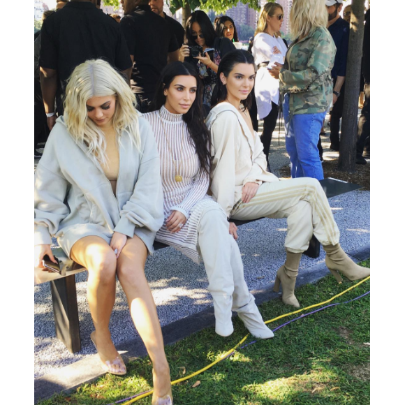 Kylie Jenner, Kim Kardashian et Kendall Jenner au défilé YEEZY à New York. Le 7 septembre 2016.