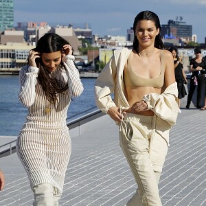 Kim Kardashian et Kendall Jenner - Défilé "YEEZY SEASON 4" au Franklin D. Roosevelt Four Freedoms Park à New York le 7 septembre 2016.