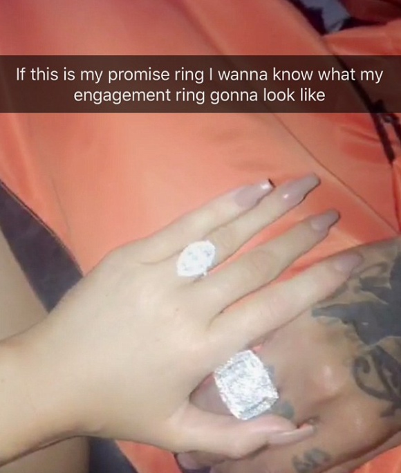 Kylie Jenner : La bague que lui a offert Tyga serait une bague en promesse d'un mariage à venir. Photo publiée sur Snapchat en septembre 2016