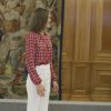 La reine Letizia d'Espagne (haut Carolina Herrera, chaussures Mango) en audience au palais de la Zarzuela à Madrid le 9 septembre 2016.