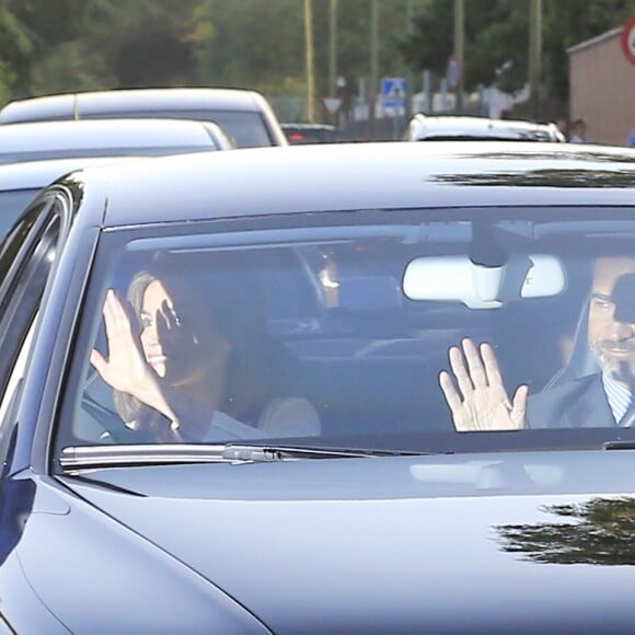 Le roi Felipe VI et la reine Letizia emmènent leurs filles Leonor et Sofia à l'école pour la rentrée des classes à Madrid le 12 septembre 2016.