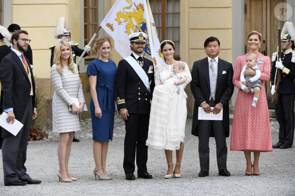 Baptême du prince Alexander de Suède au palais Drottningholm à Stockholm le 9 septembre 2016. Victor Magnuson, Cajsa Larsson, Lina Frejd, Carl Philip, Sofia, Alexander, Jan-Åke Hansson, Victoria, Oscar.